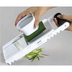 Ralador-e-Fatiador-com-5-laminas-e-suportes-para-fatiar-e-ralar-legumes-e-frutas---Branco